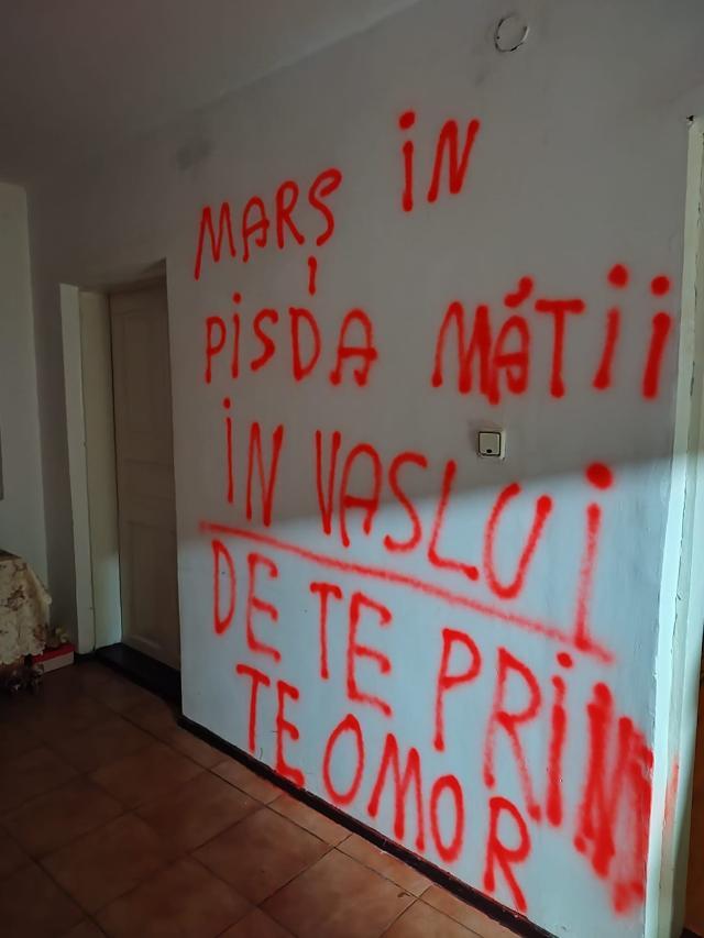 Mesaje de amenințare scrise pe pereți