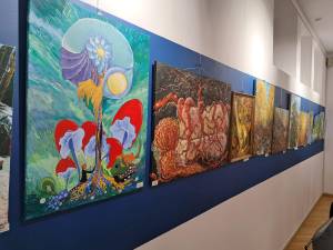„Spiritul Pădurii”, o expoziție plină de culoare vernisată la Muzeul Arta Lemnului