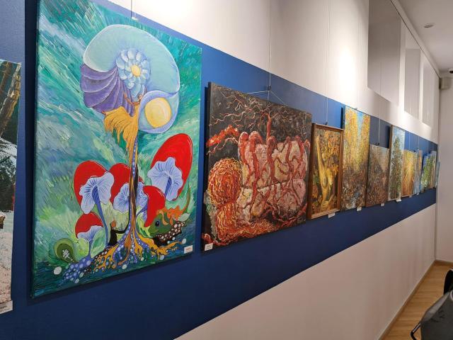 „Spiritul Pădurii”, o expoziție plină de culoare vernisată la Muzeul Arta Lemnului