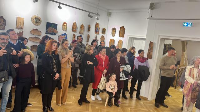 „Spiritul Pădurii”, o expoziție plină de culoare vernisată la Muzeul Arta Lemnului