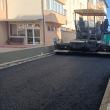 Lucrările de asfaltare pe strada Pinilor au început joi