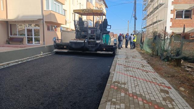 Lucrările de asfaltare pe strada Pinilor au început joi