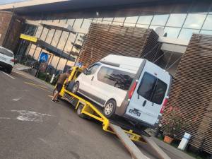 Unul din microbuzele lăsate fără numere de înmatriculare de polițiștii de la Postul Transporturi Aeriene Suceava