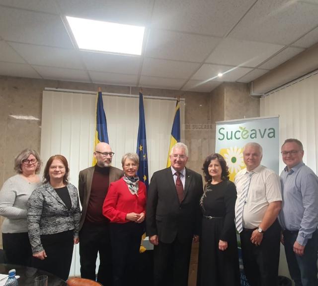 Delegația din Suedia, condusă de ambasadorul Therese Hydèn, alaturi de primarul Sucevei, Ion Lungu