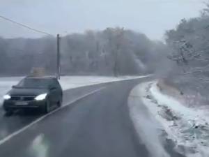 Primele ninsori abundente din acest sezon rece au îngreunat circulația pe drumurile naționale din județul Suceava