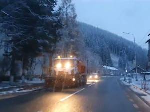 Primele ninsori abundente din acest sezon rece au îngreunat circulația pe drumurile naționale din județul Suceava