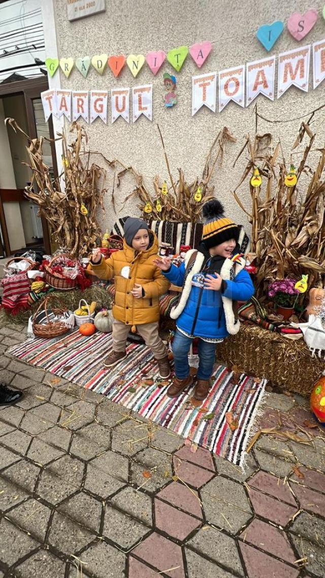 „Târgul de toamnă”, acțiune caritabilă la care au participat zeci de copii din Moldovița