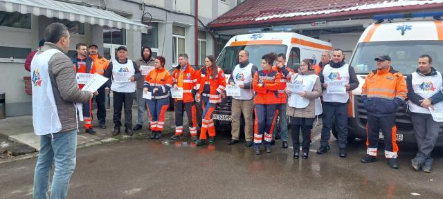 Personalul de la Ambulanța Suceava protestează în fața sediului față de noua lege a pensiilor