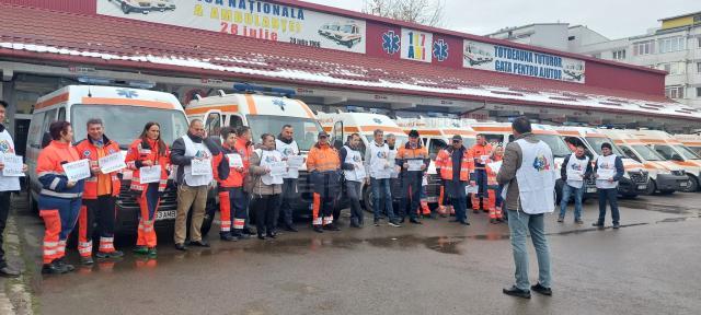 Personalul de la Ambulanța Suceava protestează în fața sediului față de noua lege a pensiilor