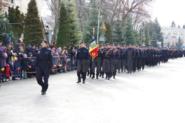 Defilare militară și expoziție de tehnică militară de Ziua Națională a României, în centrul Sucevei