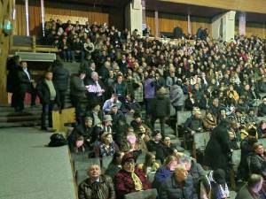 28.000 de lei pentru „bunicii” de la Solca, adunați la spectacolul caritabil susținut de Sofia Vicoveanca