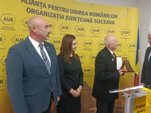 Dumitru Davidel a primit o placheta comemorativa de Ziua Bucovinei din parta AUR Suceava