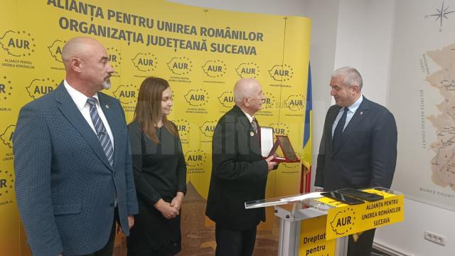 Dumitru Davidel a primit o plachetă comemorativă de Ziua Bucovinei din partea AUR Suceava