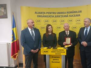 Dumitru Davidel a primit o plachetă comemorativă de Ziua Bucovinei din partea AUR Suceava