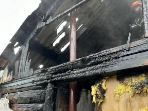 Casa din Rîșca afectată de incendiu și burlanul neizolat