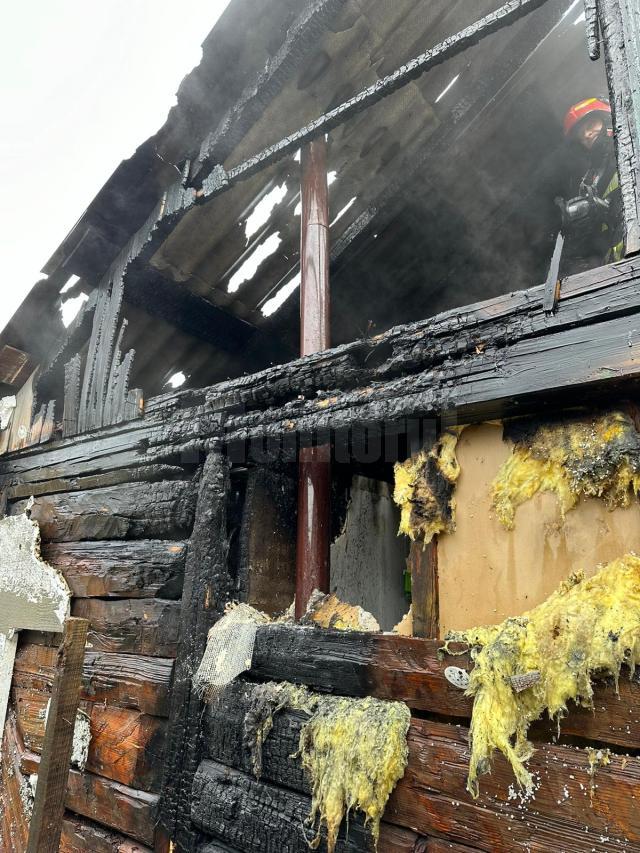 Casa din Râșca afectată de incendiu și burlanul neizolat