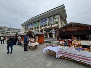 Târgul de Crăciun s-a deschis în centrul Sucevei, de Ziua Bucovinei