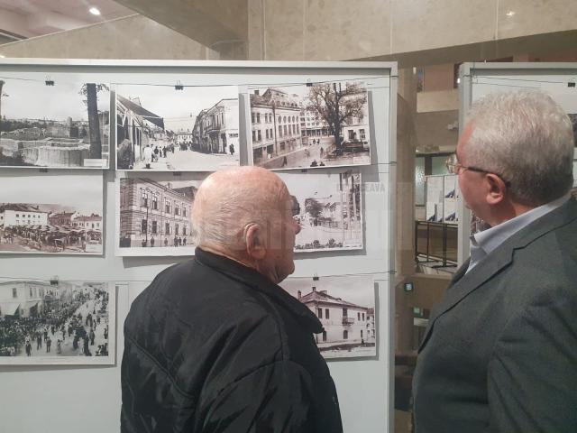 Expoziția „Suceava între ieri și azi”, inaugurată în sediul Primăriei Suceava