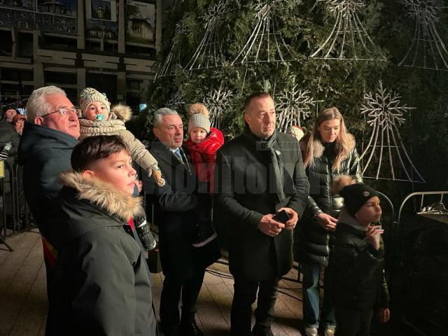 Primarul Ion Lungu, deputatul Ioan Balan și viceprimarul Lucian Harșovschi, la aprinderea luminilor, de Ziua Bucovinei