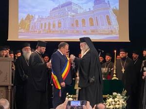 Patriarhul Daniel i-a acordat lui Gheorghe Flutur ”Crucea Patriarhală”, cea mai importantă distincție pentru un mirean primită de cineva din județul Suceava