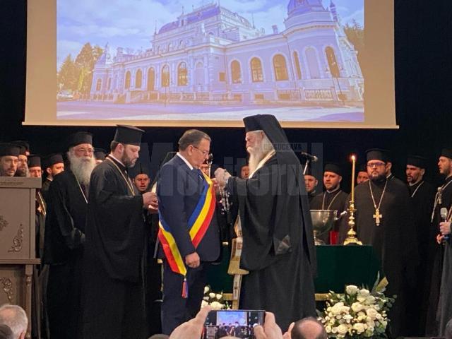 Patriarhul Daniel i-a acordat lui Gheorghe Flutur ”Crucea Patriarhală”, cea mai importantă distincție pentru un mirean primită de cineva din județul Suceava