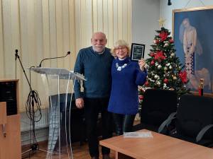 Președintele Filialei Iași a Uniunii Scriitorilor din România, Cassian Maria Spiridon, i-a înmânat Premiul pentru Critica Elenei Brândușa Steiciuc