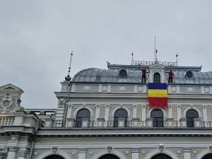 Salvamontiștii au ridicat drapelul național pe clădirea Centrului Muzeal Cazinoul Băilor