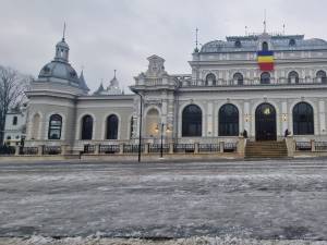 Salvamontiștii au ridicat drapelul național pe clădirea Centrului Muzeal Cazinoul Băilor