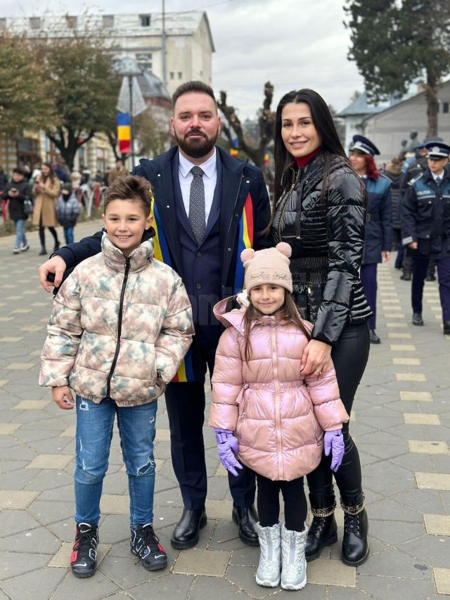 Vlad Popescu Piedone alături de familia sa la manfiestările de la Fălticeni de Ziua Națională