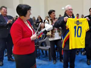 Reprezentantul firmei Simion Tehnoconstruct, Elisei Bidu, i-a oferit primarului Sucevei un cadou simbolic - un tricou galben, cu numărul 10, imprimat cu numele său