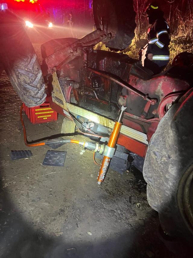 Bărbat prins sub un tractor care s-a răsturnat