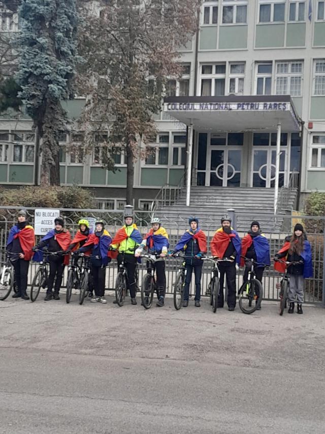 Asociația Tinerilor Ortodocși Suceveni a marcat Ziua Națională pe biciclete