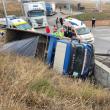 Camion răsturnat la intrarea în sensul giratoriu de la Moara