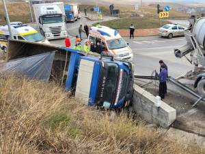 Camion răsturnat la intrarea în sensul giratoriu de la Moara