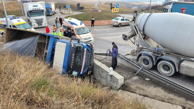 Camion răsturnat la intrarea în sensul giratoriu de la Moara