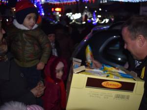 Copiii din Liteni au primit cadouri de Moș Nicolae de la primarul Tomiță Onisii