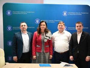 Deputatul Șoldan, alături de primarii din Arbore și Hănțești, Dan Tiperciuc și Daniel Olariu, și ministrul Natalia Intotero