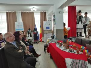 „Atelierul lui Moș Crăciun”, activități artistice desfășurate la Centrul Școlar Suceava