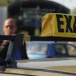 Cele mai frecvente cauze de picat examenul practic pentru permis auto sunt neacordarea de ...