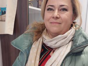 Ioana Fodor a cumpărat 7 globuri pictate cu tradiiții din Bucovina