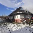 O casă și un grajd, afectate de un puternic incendiu