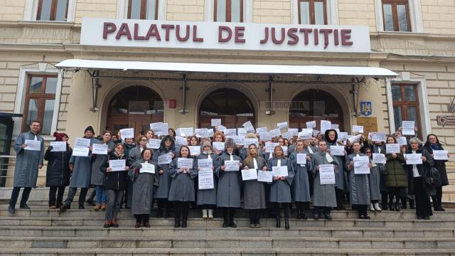 Grefierii au reluat protestele