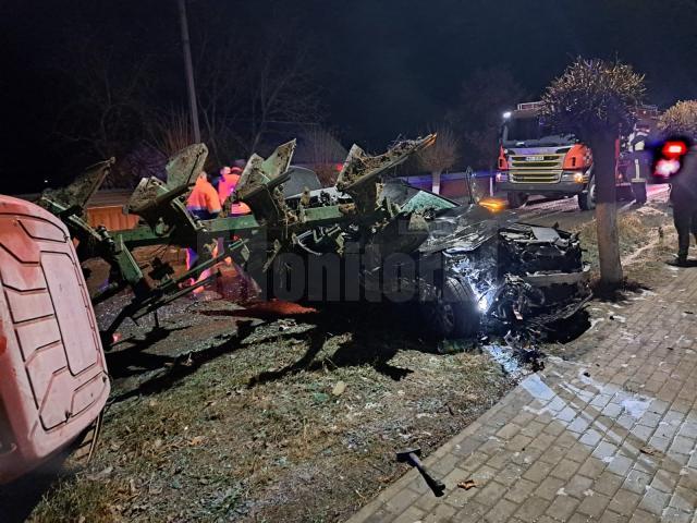 Un mort și doi răniți după ce un șofer ar fi intrat în plugul atașat de un tractor