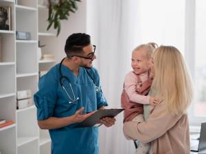 De ce este important să ne prezentăm cu copilul la medicul pediatru