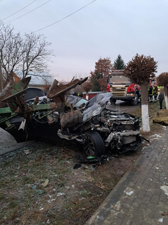 Șoferul unui Mercedes a intrat cu viteză mare direct în plugul atașat unui tractor, iar un om a murit pe loc