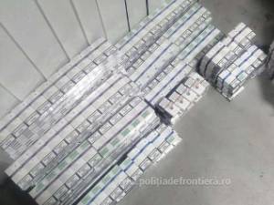 Peste 1.500 de pachete de țigări, găsite ascunse în podeaua unei mașini