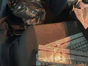 Peste 1.500 de pachete de țigări, găsite ascunse în podeaua unei mașini