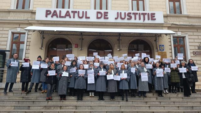 Grefierii au extins protestul de la două, la patru ore pe zi