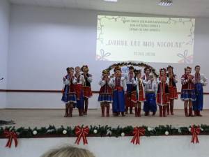 Spectacol caritabil oferit de elevi și profesorii școlii din Zamostea