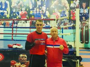 Campionul Răzvan Ciobanu alături de antrenorul Vasile Nistor